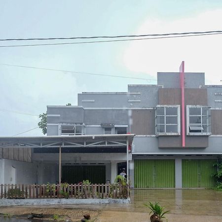 Hotel Reddoorz At Lapangan Bandara Sam Ratulangi Manado Esterno foto