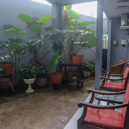 Hotel Reddoorz At Lapangan Bandara Sam Ratulangi Manado Esterno foto