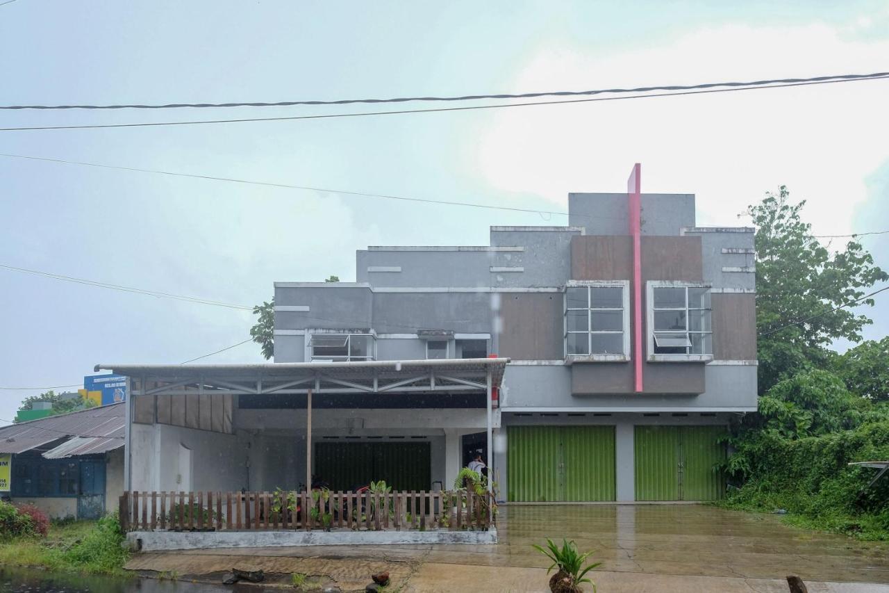 Hotel Reddoorz At Lapangan Bandara Sam Ratulangi Manado Esterno foto