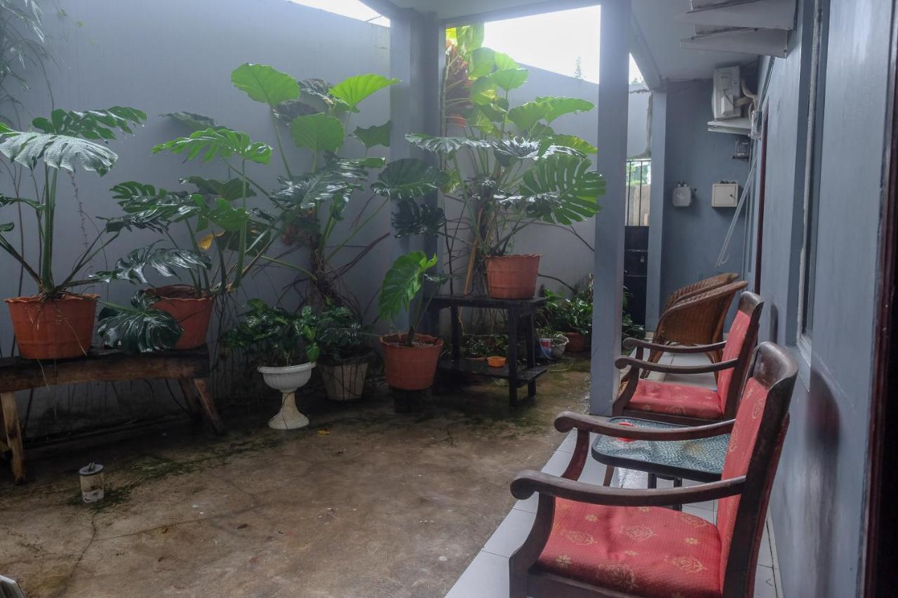Hotel Reddoorz At Lapangan Bandara Sam Ratulangi Manado Esterno foto