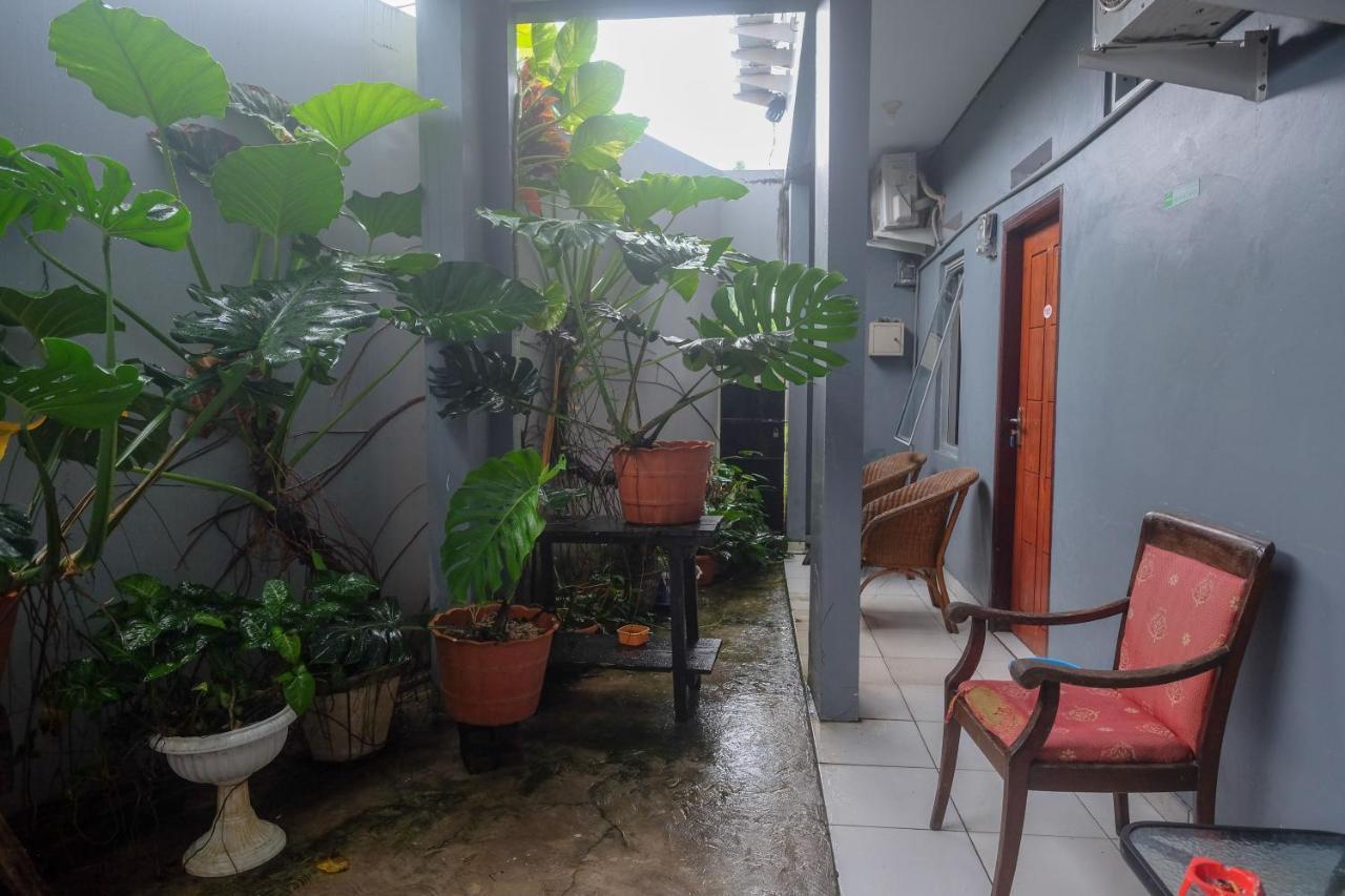 Hotel Reddoorz At Lapangan Bandara Sam Ratulangi Manado Esterno foto