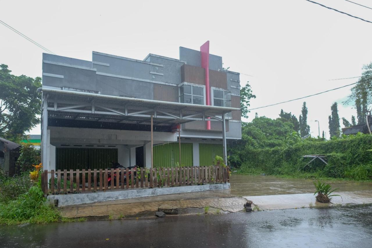 Hotel Reddoorz At Lapangan Bandara Sam Ratulangi Manado Esterno foto