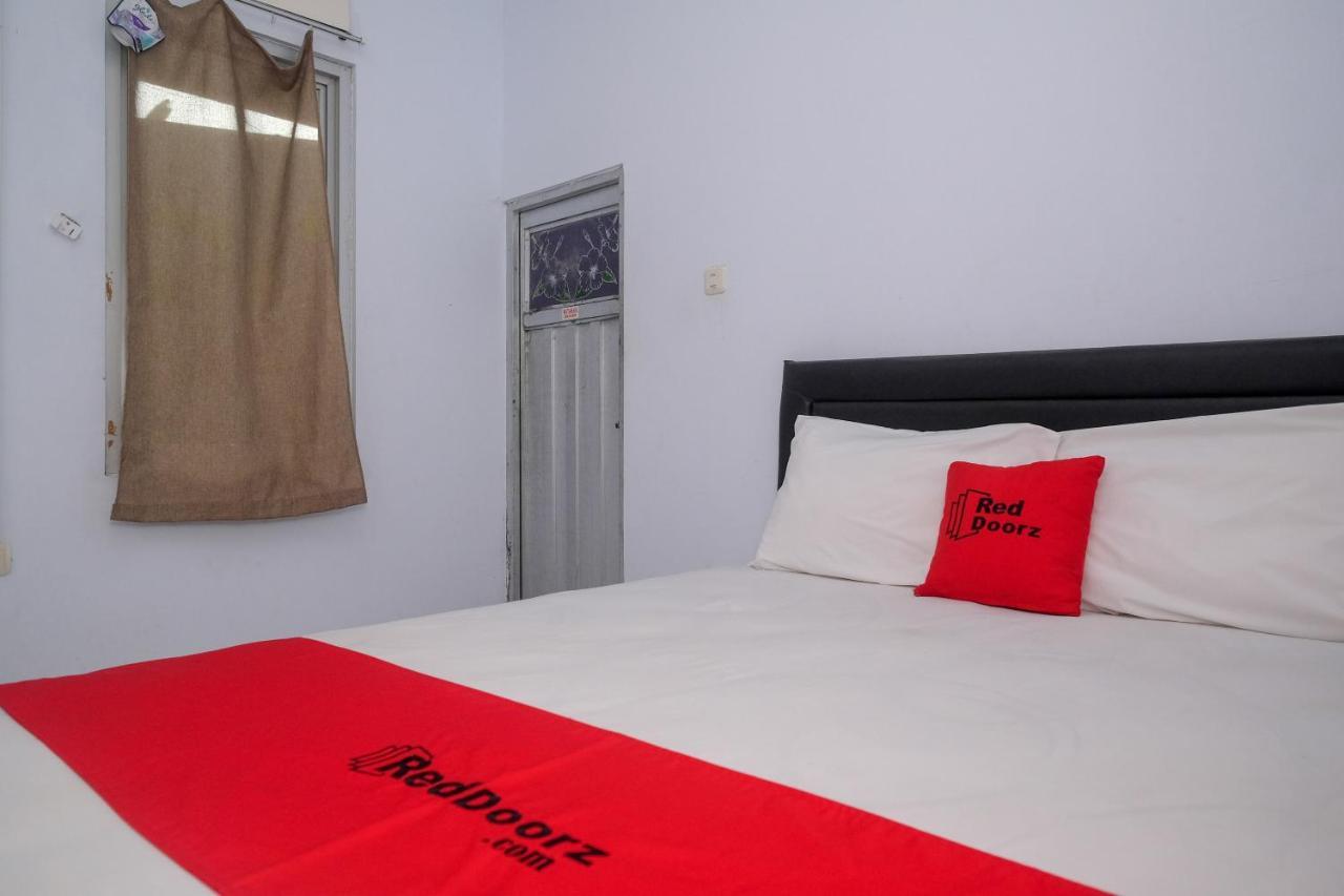 Hotel Reddoorz At Lapangan Bandara Sam Ratulangi Manado Esterno foto