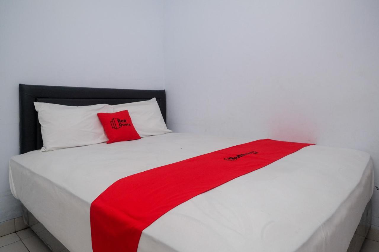 Hotel Reddoorz At Lapangan Bandara Sam Ratulangi Manado Esterno foto