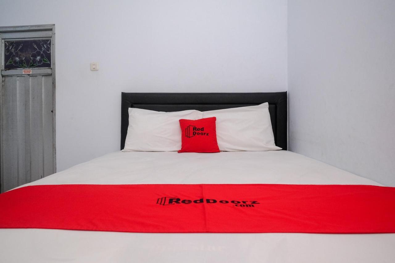 Hotel Reddoorz At Lapangan Bandara Sam Ratulangi Manado Esterno foto