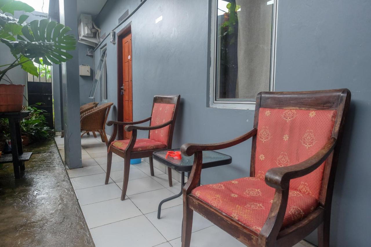 Hotel Reddoorz At Lapangan Bandara Sam Ratulangi Manado Esterno foto