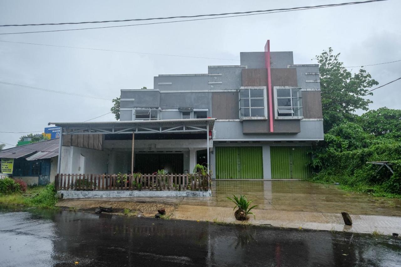 Hotel Reddoorz At Lapangan Bandara Sam Ratulangi Manado Esterno foto