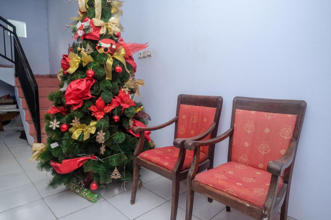 Hotel Reddoorz At Lapangan Bandara Sam Ratulangi Manado Esterno foto
